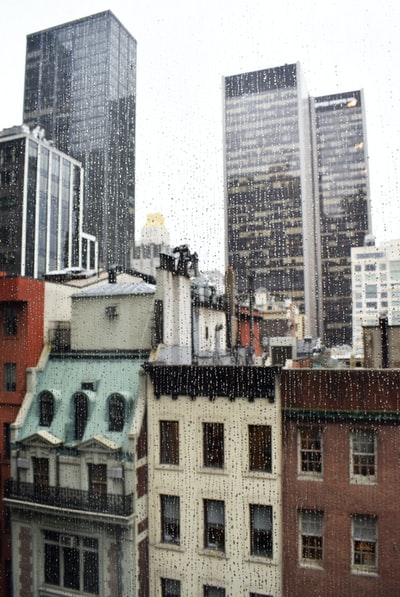在下雨的时候window视图的高楼大厦
